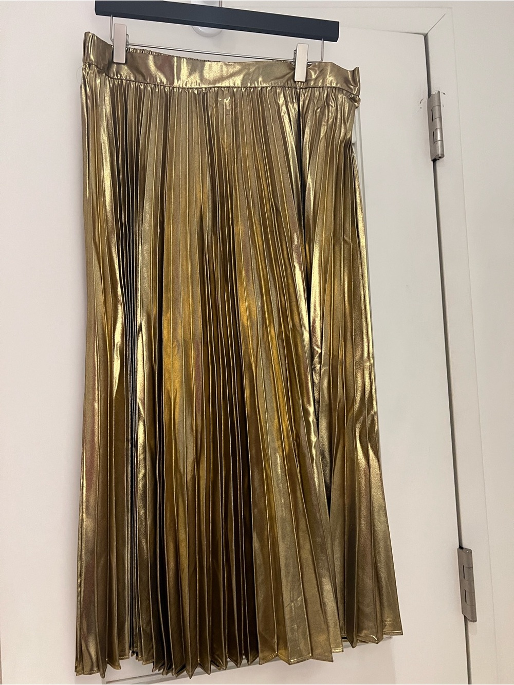 Free Assembly
Women’s Pleated Metallic Maxi Skirt (Gold) - Picture 2 of 7